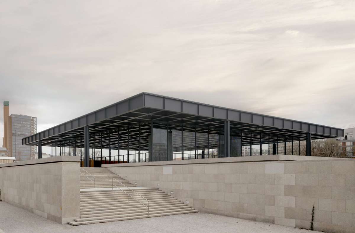 Gläserne Tempelhalle auf steinernem Podium: die sanierte Neue Nationalgalerie am Berliner Kulturforum unweit des Potsdamer Platzes