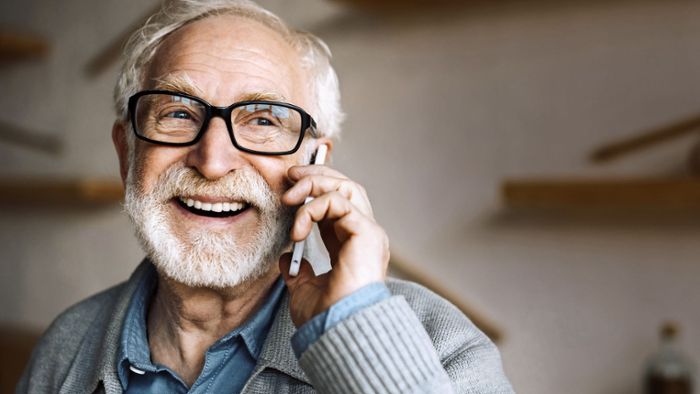 So kann ein Anruf älteren Menschen helfen