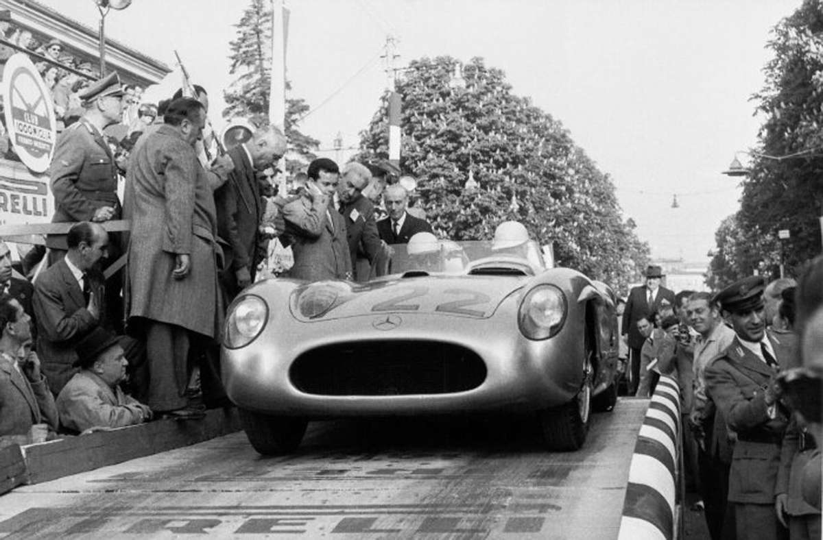 1. Mai 1955:  Die späteren Sieger der Mille Miglia Stirling Moss und Denis Jenkinson (Startnummer 722) im Mercedes-Benz Rennsportwagen 300 SLR (W 196 S) auf der Startrampe in Brescia.