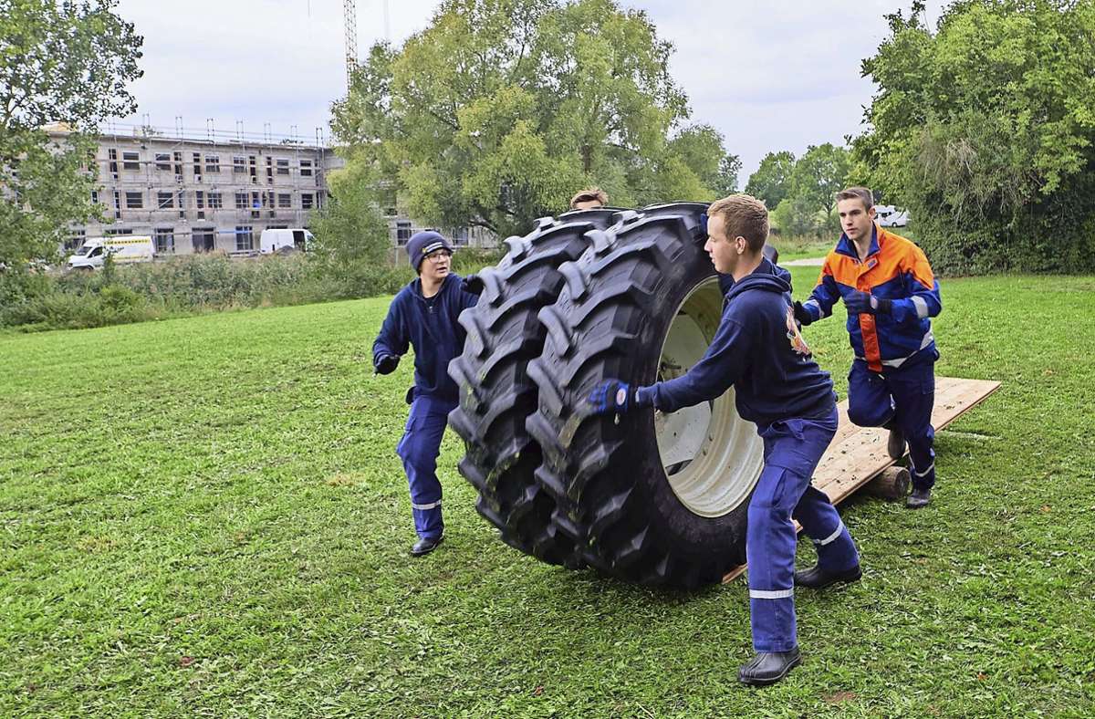 Eine der Aufgaben beim Kreispokalwettbewerb: einen Traktorreifen über einen Parcours bewegen. Foto: Kreisjugendfeuerwehr Böblingen