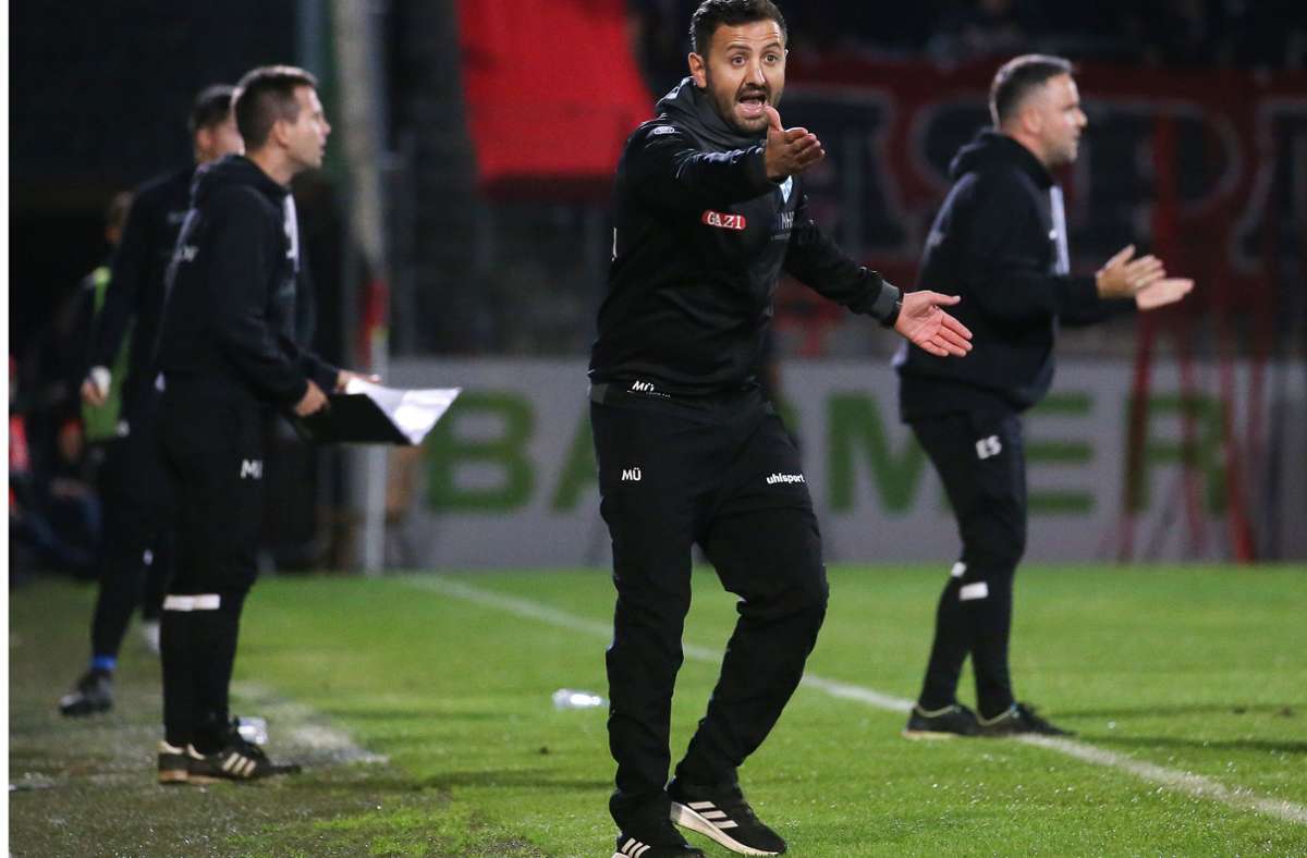 Kickers-Trainer Mustafa Ünal, Großaspachs Coach Evangelos Sbonias (re.): Wird das  Titelrennen noch einmal spannend?