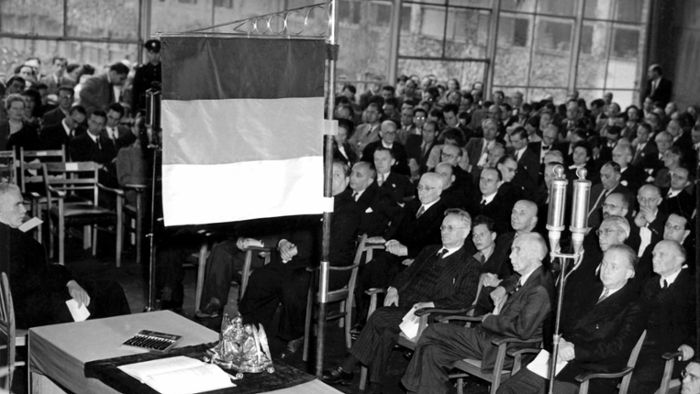 75 Jahre Grundgesetz: Fast hätte die deutsche Fahne ein Kreuz bekommen