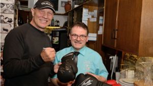 Boxer Axel Schulz spendet signierte Handschuhe an Alex Efstathiou