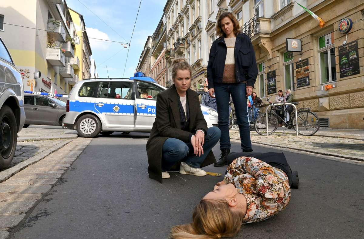 Auf offener Straße bricht sie zusammen. Plötzlicher Herzstillstand, tot. Leo Winkler (Cornelia Gröschel, li.) und Karin Gorniak (Karin Hanczewski) inspizieren ihre Leiche.