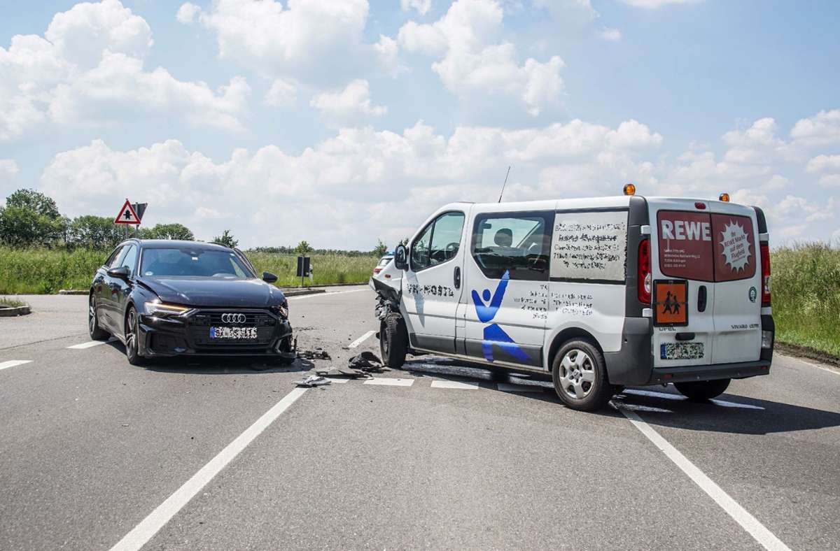 Unfall in Renningen: Zwei Autos stoßen frontal zusammen