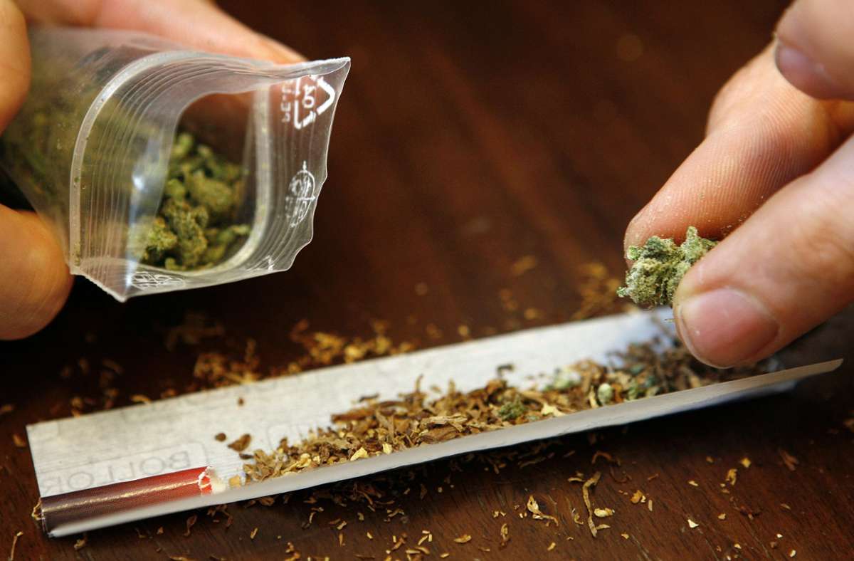 Die Beamten hatten den 24-Jährigen dabei erwischt, wie er 2,4 Kilogramm Marihuana verkaufen wollte. Das war aber erst der Anfang. (Symbolbild) Foto: dpa/Daniel Karmann