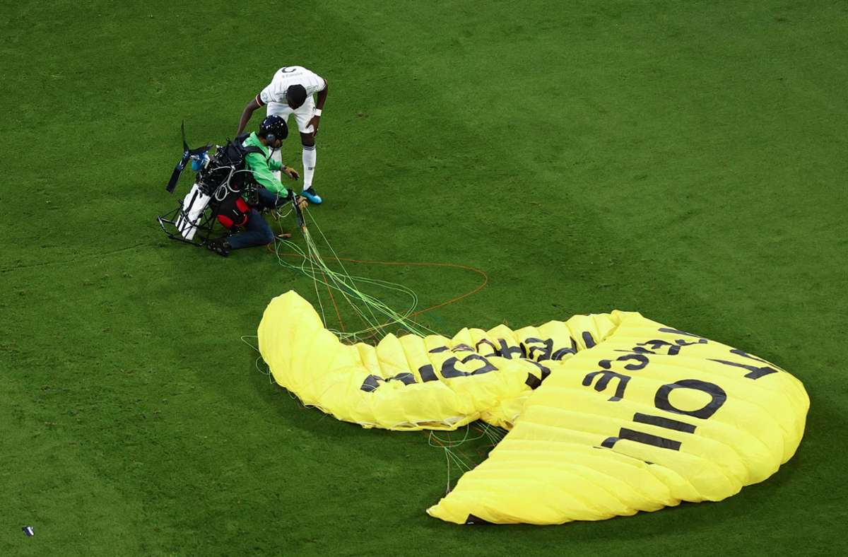 Nationalspieler Antonio Rüdiger erkundigt sich nach dem Befinden des Greenpeace-Aktivisten.