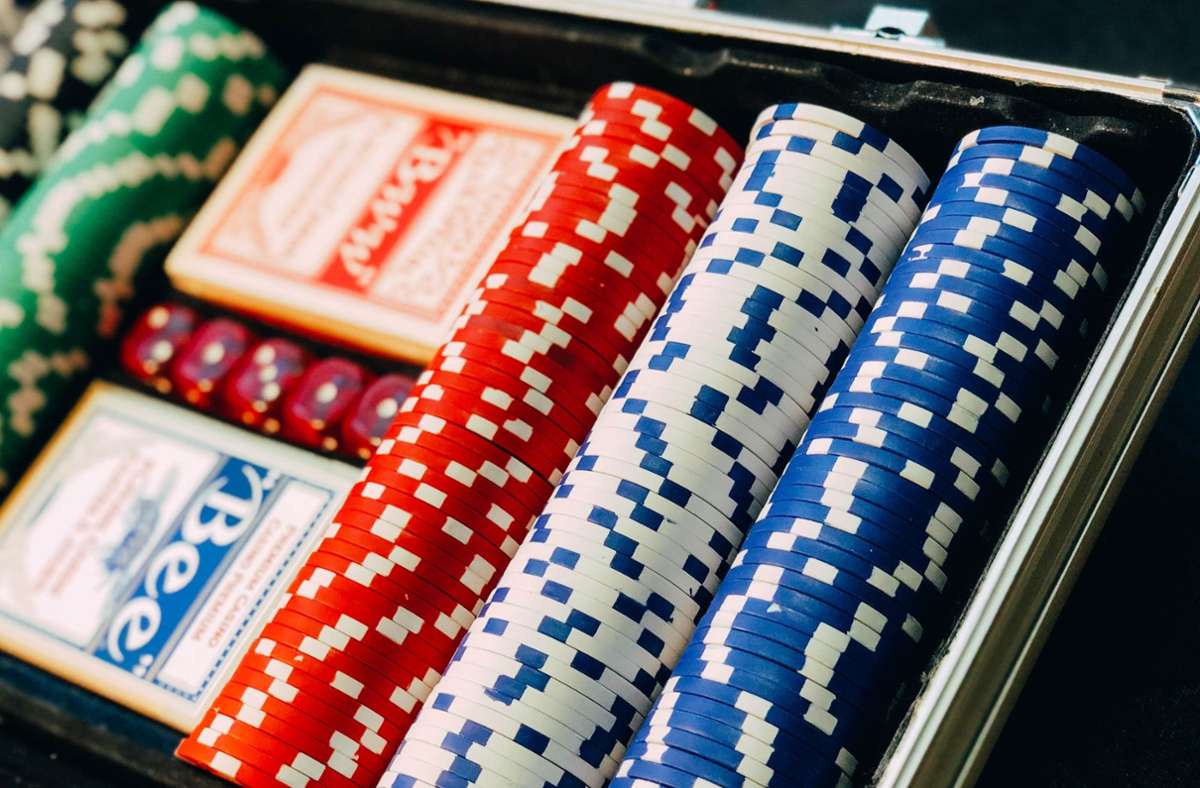 Geld im Casino verspielt: 20-Jähriger lässt Frust an Polizisten aus