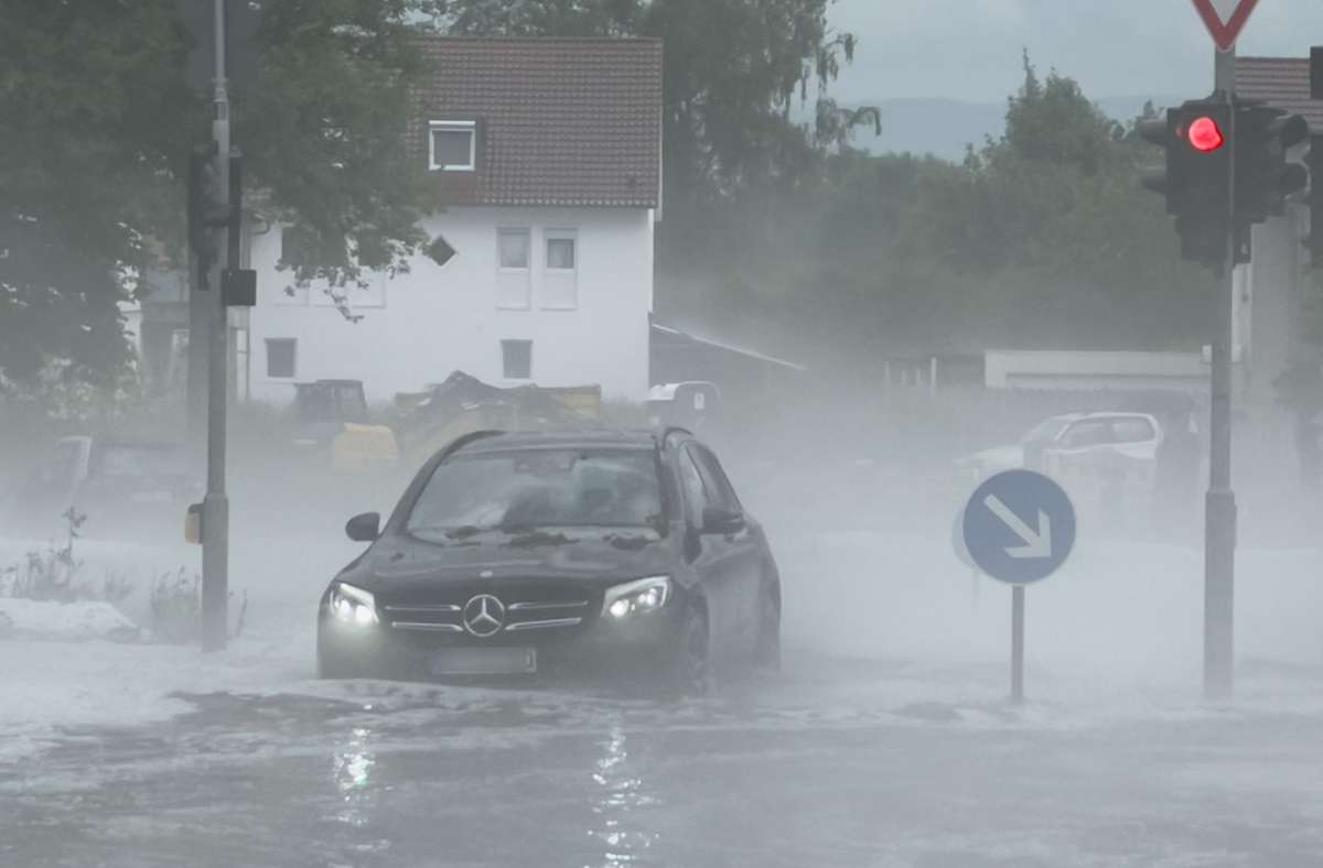 Tausende beschädigte Autos nach Unwetter: Allianz will feste Orte für Schadensbesichtigungen