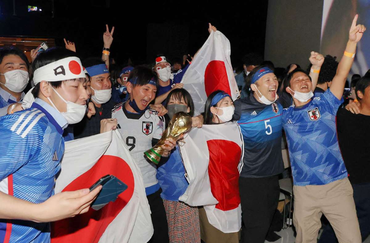 Fußball-WM 2022 in Katar: Sieg gegen Spanien versetzt japanische Fans in Ekstase