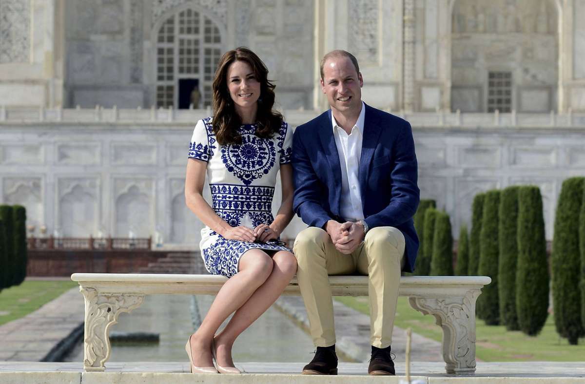 Herzogin Kate beherrscht den „Duchess Slant“ perfekt – royale Damen überschlagen die Beine nicht, sondern halten sie parallel gekippt.
