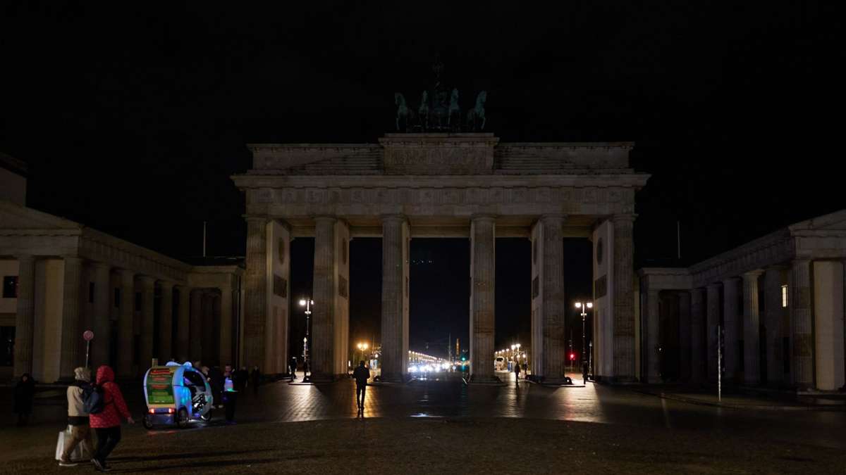 Berlin beteiligt sich an der weltweiten Aktion Earth Hour und schaltet das Licht am Brandenburger Tor aus.