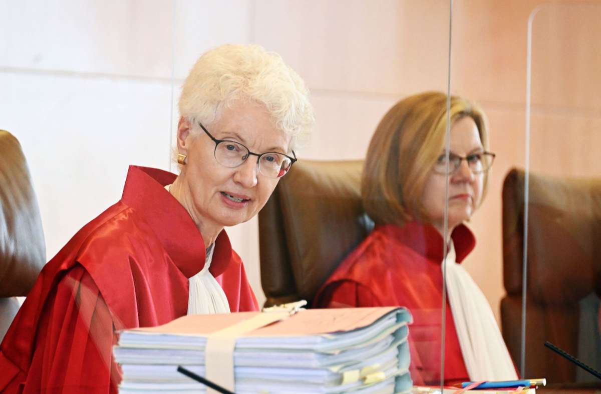 Unter dem Vorsitz von Doris König (links) berät das Bundesverfassungsgericht. Foto: dpa/Uli Deck
