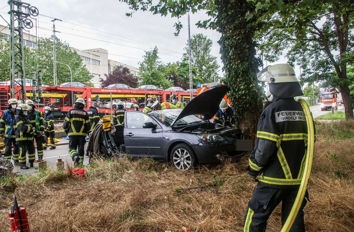Unfall in Sindelfingen: Feuerwehr birgt Insassin durch das Autodach
