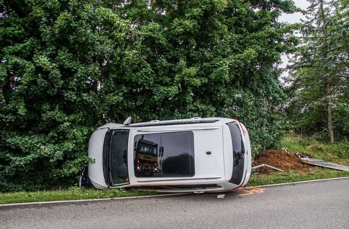 Unfall in Schönaich: Mutmaßlich betrunkener Autofahrer  kracht gegen  Ortsschild und Baum
