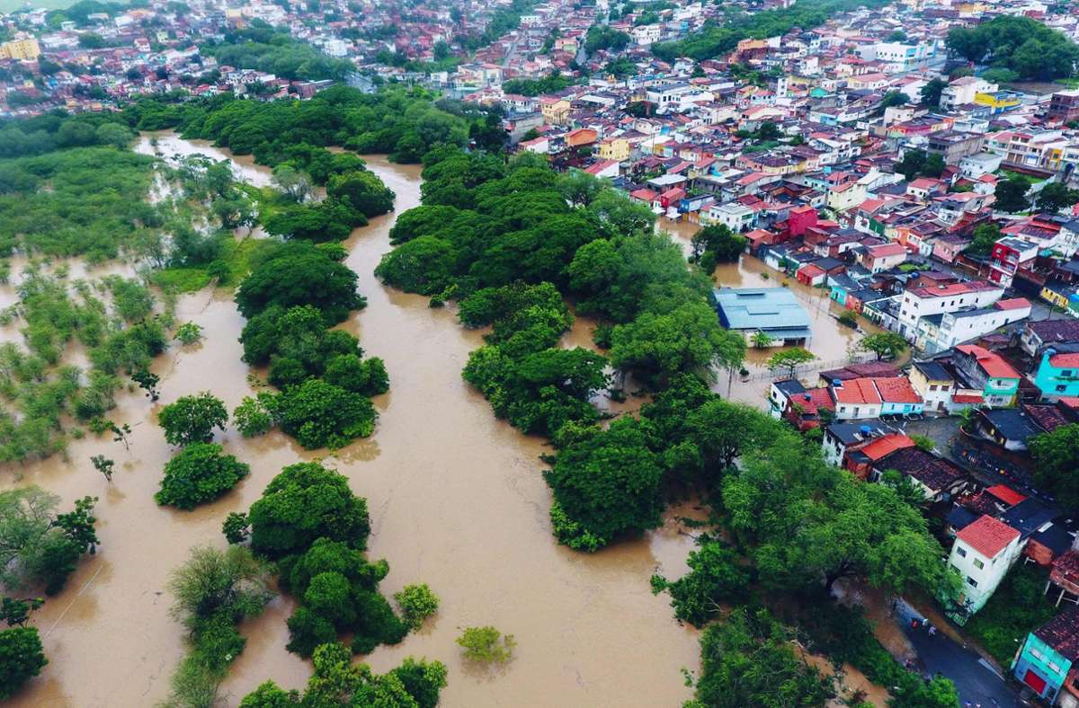Blick auf die überschwemmte Stadt Itapetinga in Bahia. Foto: AFP/Manuella Luana