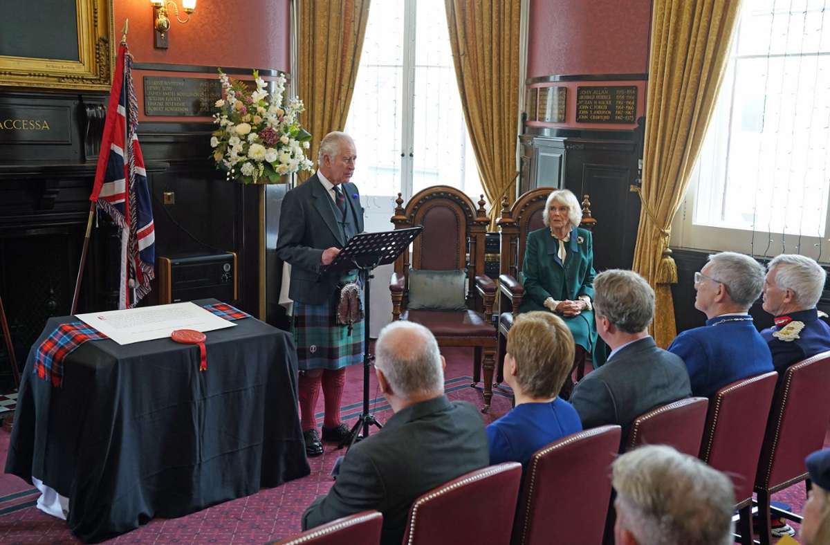 DunfermlineDer landestypisch in Schottenrock gekleidete Charles und seine Frau Camilla wurden im schottischen Dunfermline am Montag von Regierungschefin Nicola Sturgeon empfangen.