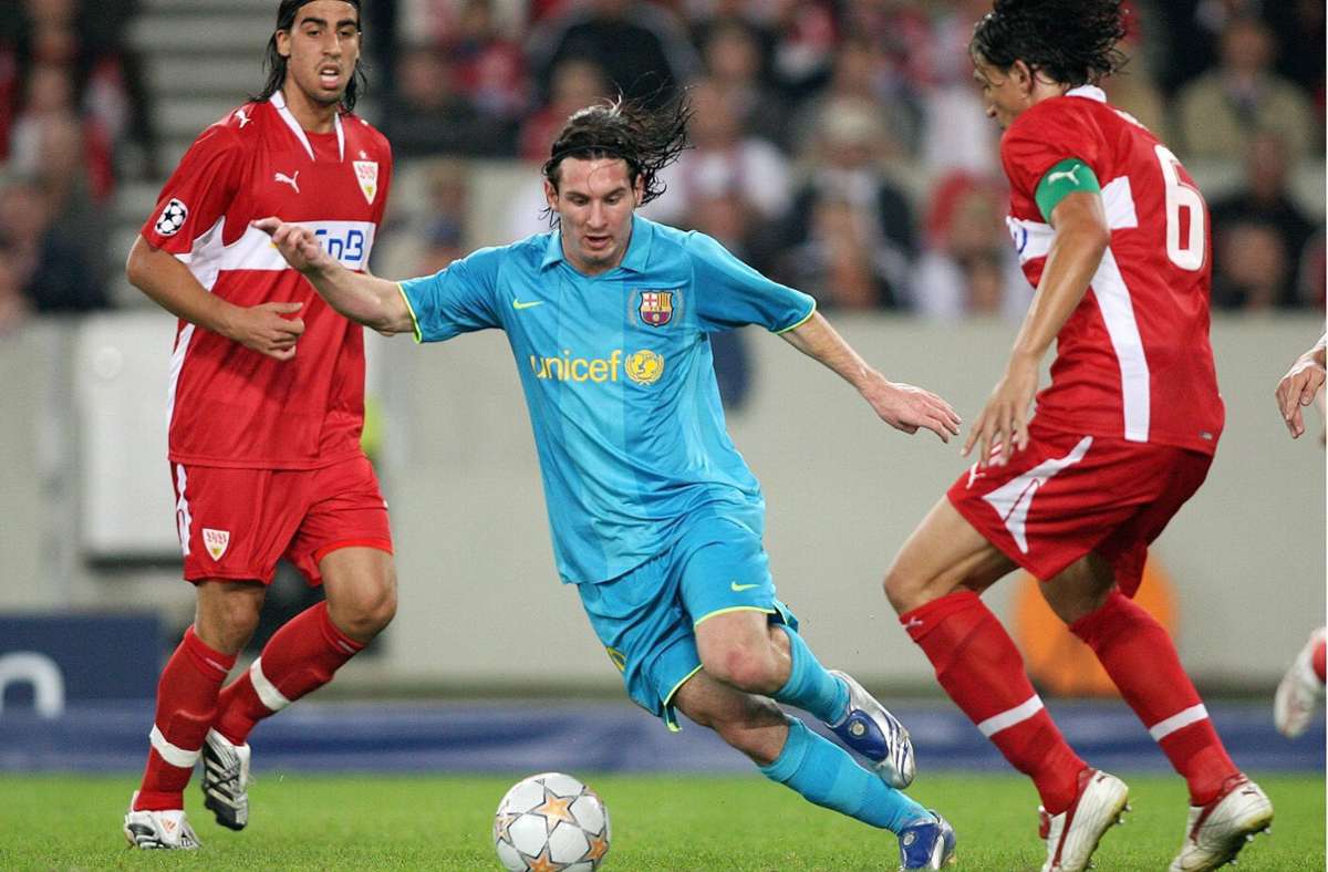 Lionel Messi umkurvt im Gruppenspiel der Champions League am 2. Oktober 2007 in Stuttgart die VfB-Profis Sami Khedira (li.) und Fernando Meira.