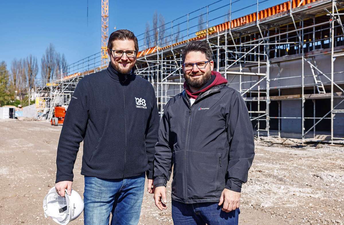 Sportamtsleiter Christian Keipert (links) und Stadtentwickler Fabian Albrecht freuen sich über die Baufortschritte – etwa am neuen Stadiongebäude hinter ihnen.