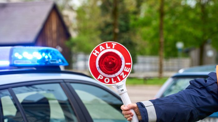 Stutensee – Kreis Karlsruhe: Mann rast Verkehrskontrolle davon und gefährdet Polizisten
