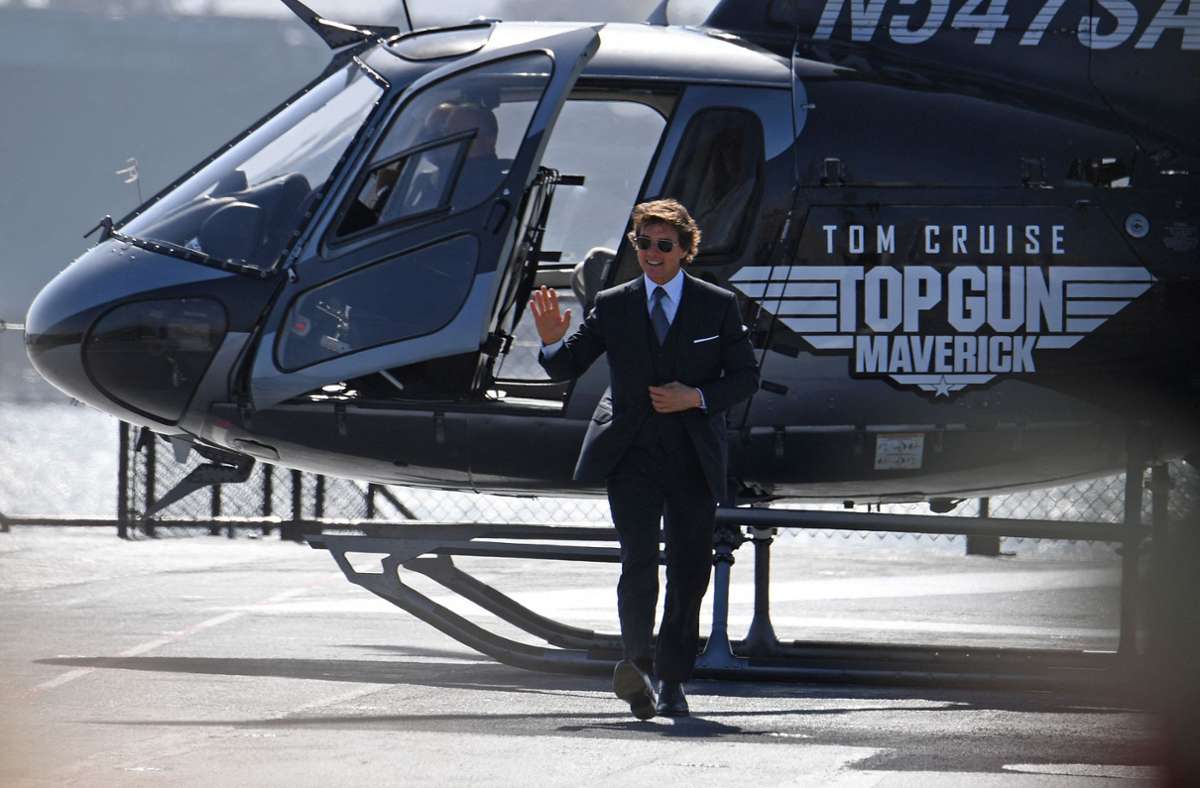 Tom Cruise ist filmreif mit einem Helikopter bei der Premiere des Films „Top Gun: Maverick“ erschienen.