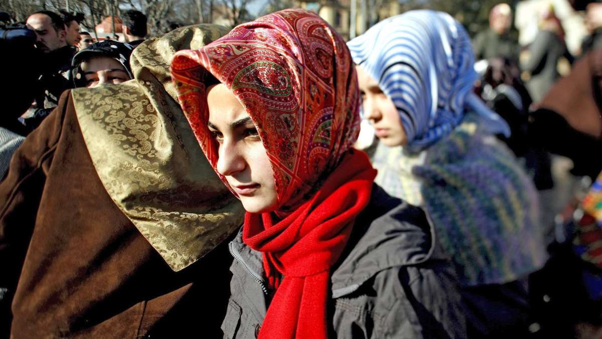 Frauen in der Türkei und im Iran: In der Türkei entgleist ein weiterer Kopftuchstreit