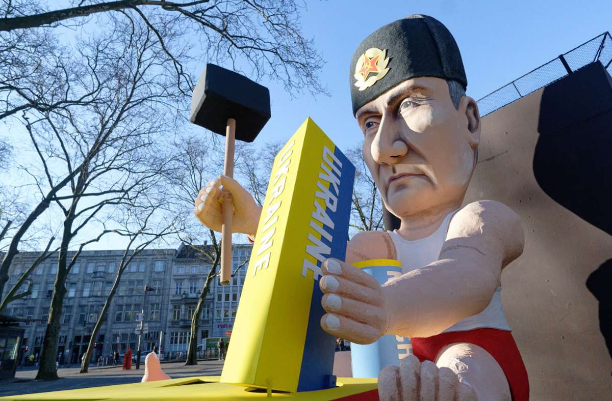 Ein anderer Persiflagewagen zeigt den russischen Präsidenten Wladimir Putin, der leicht bekleidet mit einem Hammer gezeigt wird.