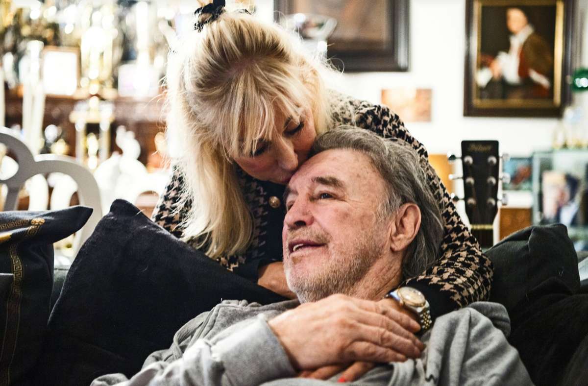 René Weller genießt die Nähe zu seiner Frau. „Er will ständig geküsst und gestreichelt werden“, sagt Maria Weller. Foto: Andreas Reiner