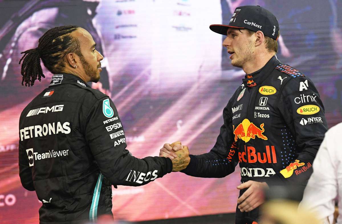 Mercedes-Starpilot Lewis Hamilton (li.) gratuliert Max Verstappen nach dem Rennen in Abu Dhabi zum Sieg. Foto: imago/Jan Hübner