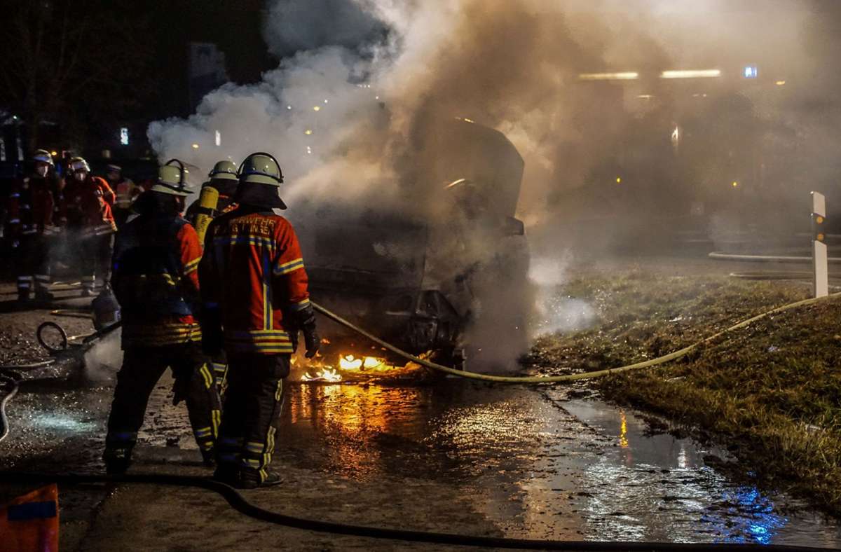 Aus unbekannter Ursache ist am Mittwochabend in Holzgerlingen ein Mercedes komplett ausgebrannt.