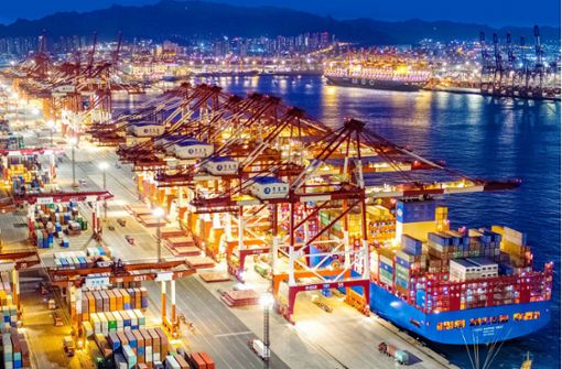 Containerschiffe liegen im nächtlichen Hafen von Qingdao. China gehört zu den wichtigsten Handelspartnern des Südwestens. Foto: dpa/Yu Fangping