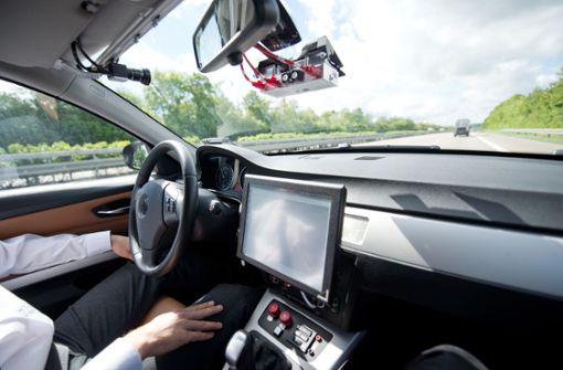 Künstliche Intelligenz ist beim autonomen Fahren unerlässlich. Doch wer haftet, wenn ein Fehler passiert? Das will die EU für die Zukunft regeln. Foto: dpa/Daniel Naupold