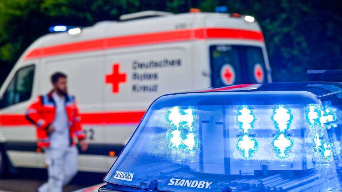 A81 bei Ludwigsburg: Motorrad kollidiert mit Wohnwagen – Fahrerin schwer verletzt
