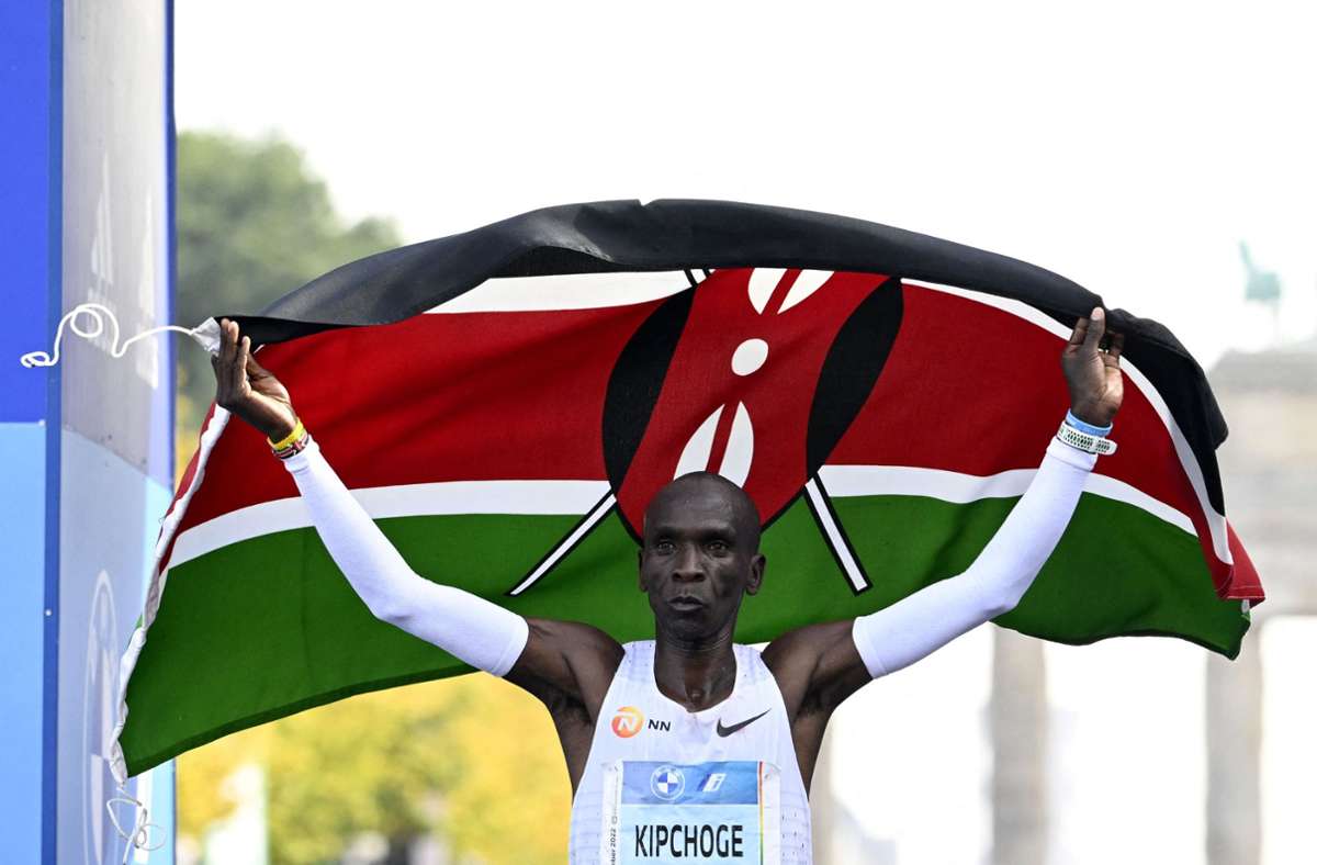 Der Kenianer legte am Sonntag die 42,195 Kilometer in 2:01:09 Stunden zurück.