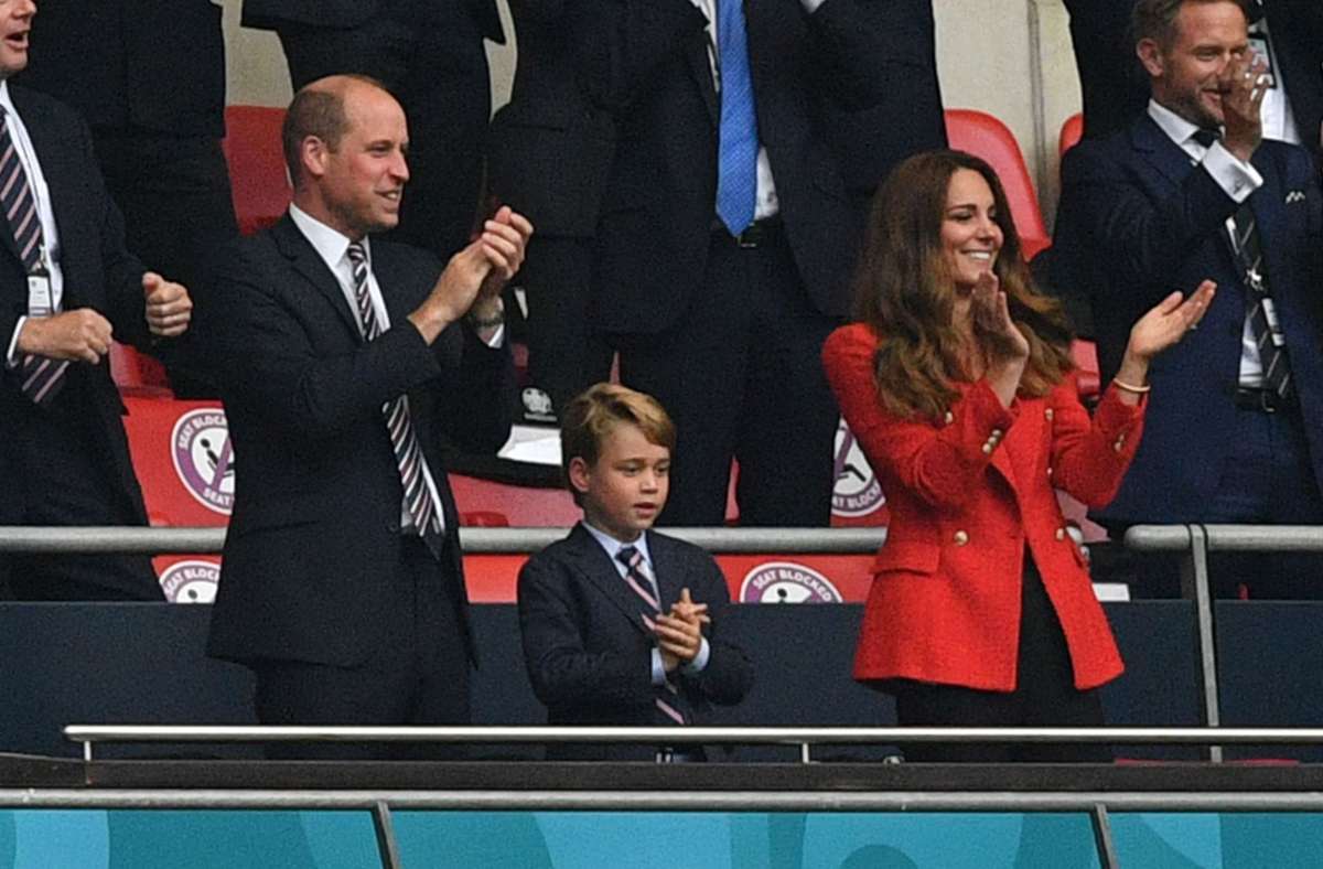 Prinz William und Herzogin Kate bejubeln Englands Tore, ihr Sohn George sieht eher höflich desinteressiert aus.