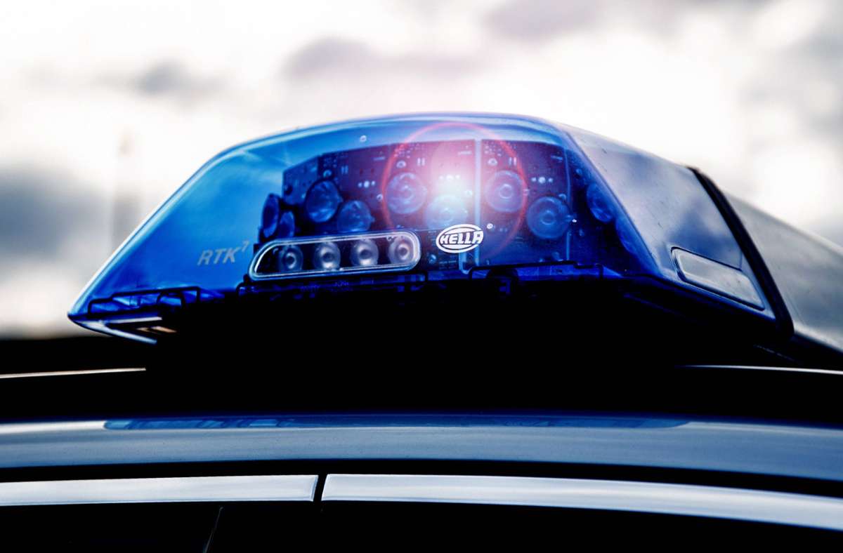 Leonberger Polizei sucht Zeugen: Dieb hebelt Auto auf und stiehlt Parfum