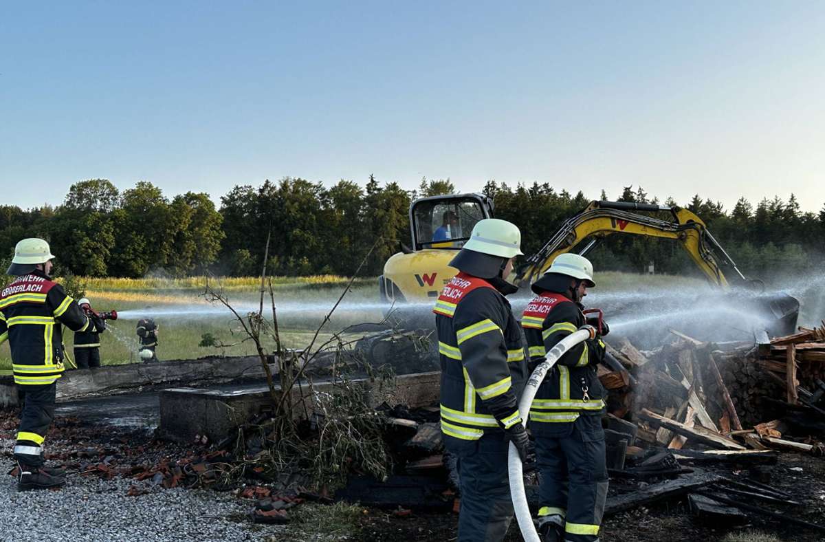 Feuerwehreinsatz in Großerlach: Brennende Scheune stürzt während Löscharbeiten ein – Zeugen gesucht