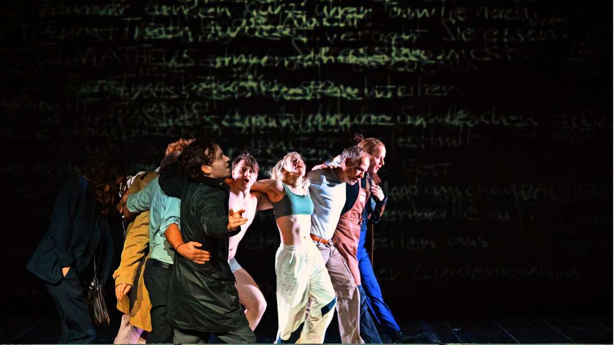 Gemeinsam das Leben feiern: Szene aus „Ein dunkles, dunkles, dunkles Blau“ im Kammertheater