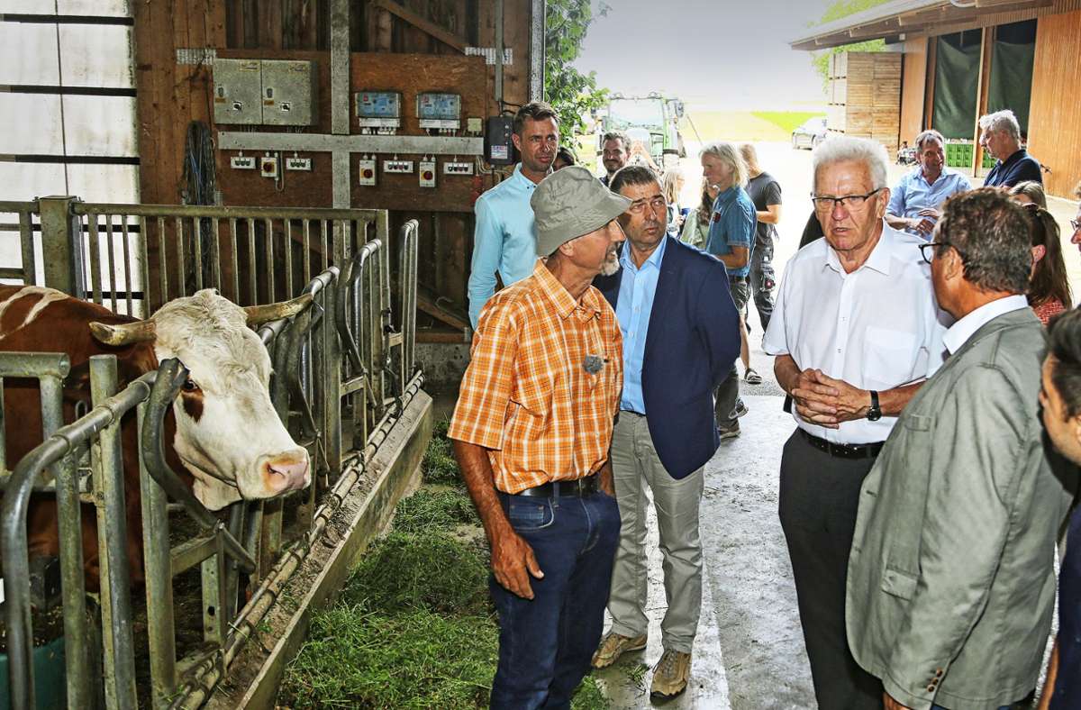 Demeter-Landwirt Friedhard Bühler (links) im Gespräch mit Ministerpräsident Winfried Kretschmann und Landwirtschaftsminister Peter Hauk.