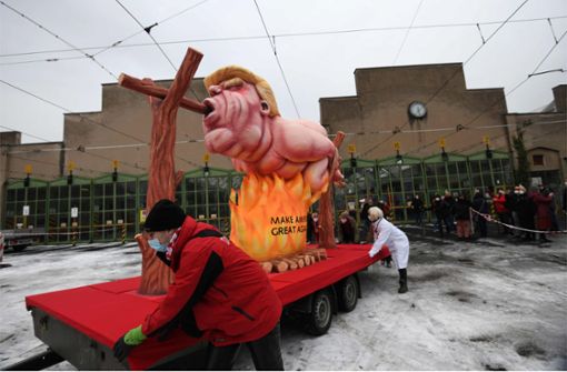 Donald Trump am Spieß – eines der Motive der Karnevalswagen in Düsseldorf Foto: AFP/INA FASSBENDER