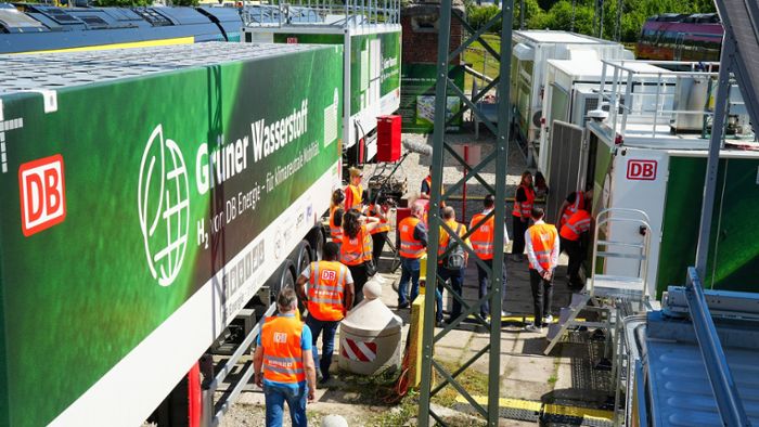 Bahnstromversorgung: Deutsche Bahn testet Schnittstelle für Ökostrom in der Oberleitung