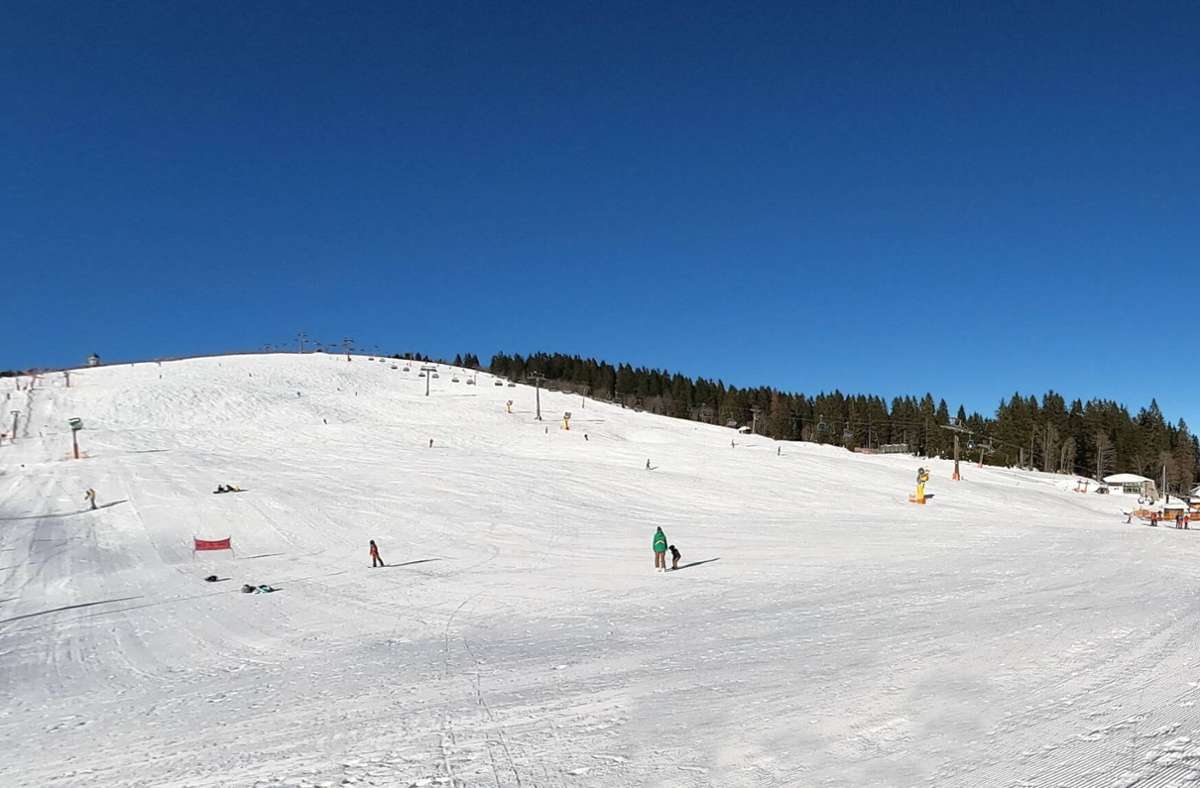 Schwarzwald: Traumwetter lockt viele Skifahrer und Ausflügler auf den Berg