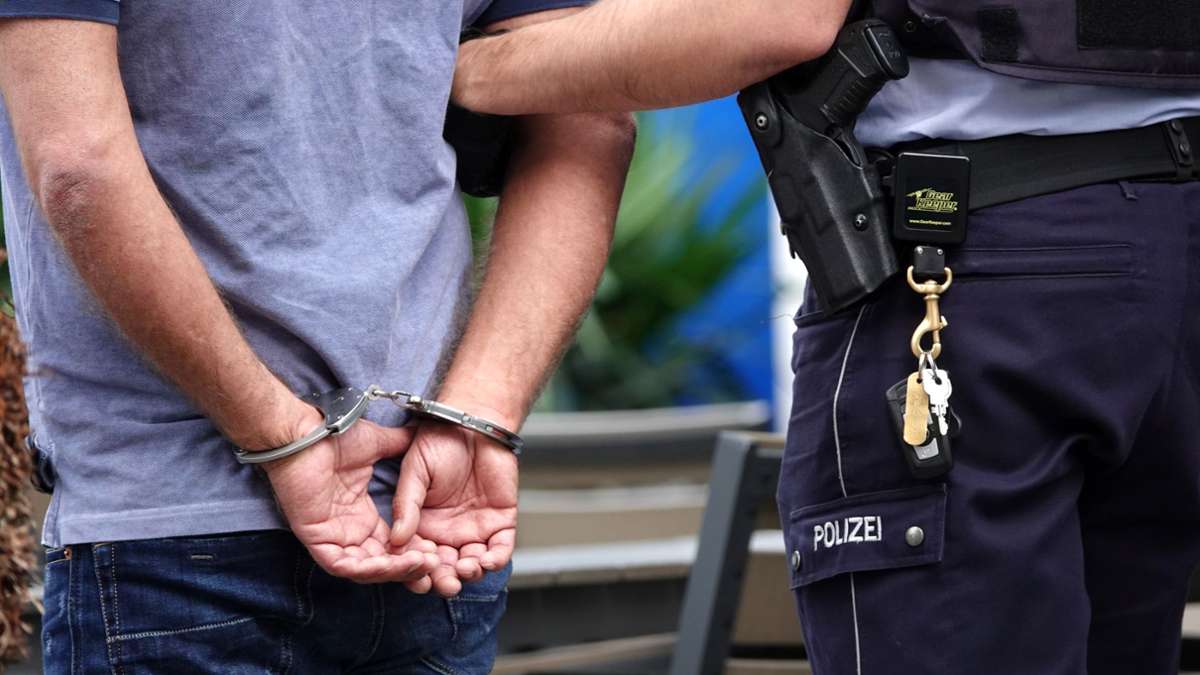 Festnahme in Göppingen: Teenie-Duo randaliert  und stößt Polizisten auf Straße