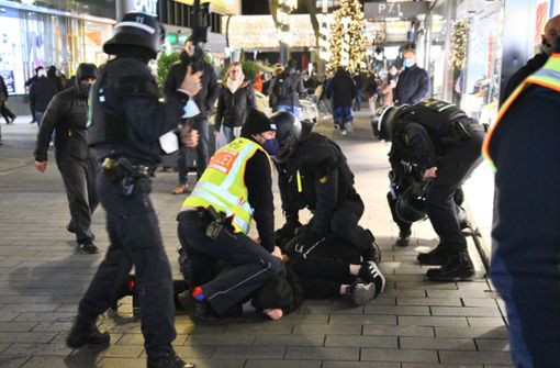 Insgesamt wurden bei den Protesten 15 Polizisten verletzt. Foto: dpa/René Priebe