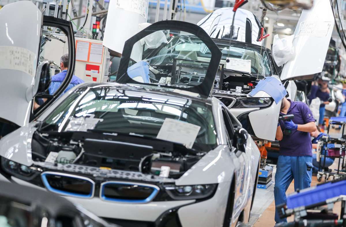 Gehaltstabelle und Vergütung: Zahlt BMW besser als Daimler?