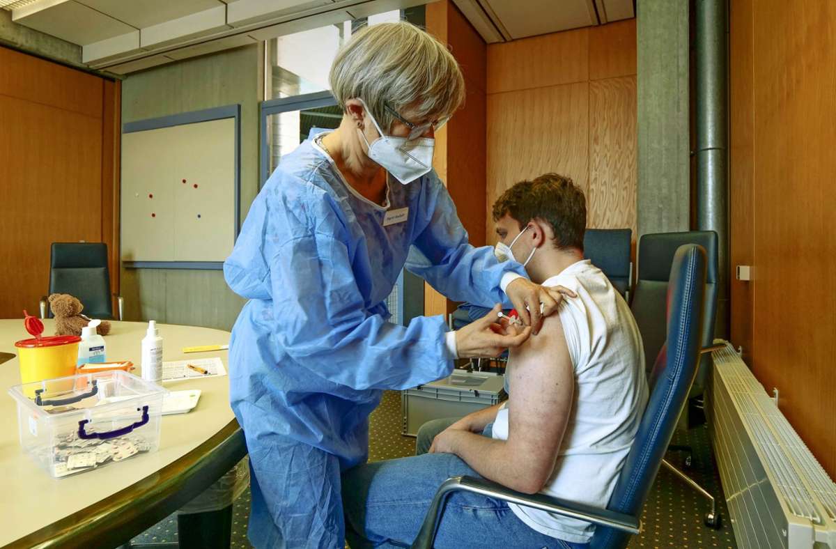 Der 20-jährige Lasse Matz wird von der Krankenschwester Sigrid Radloff geimpft.