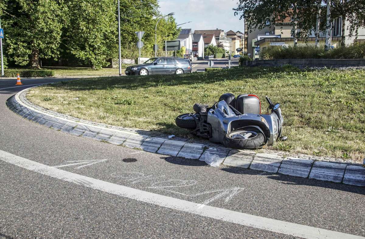 Die Rollerfahrerin wurde im Kreisverkehr schwer verletzt. Foto: SDMG/ Dettenmeyer