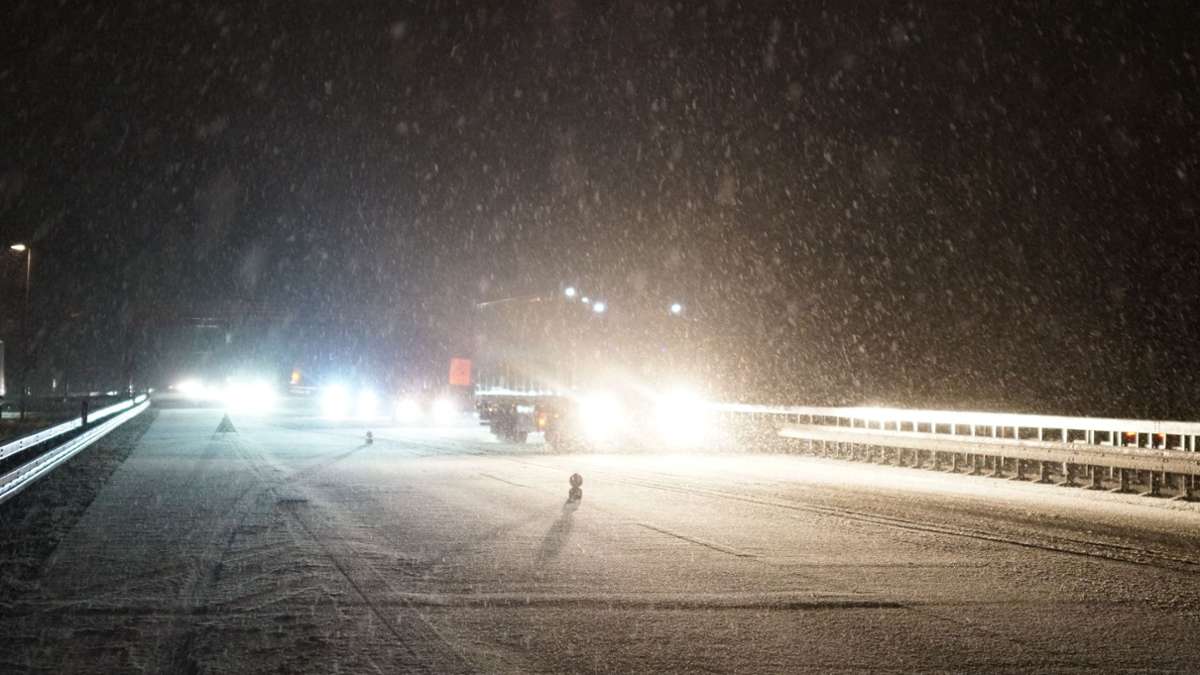 Schneechaos auf der Autobahn.