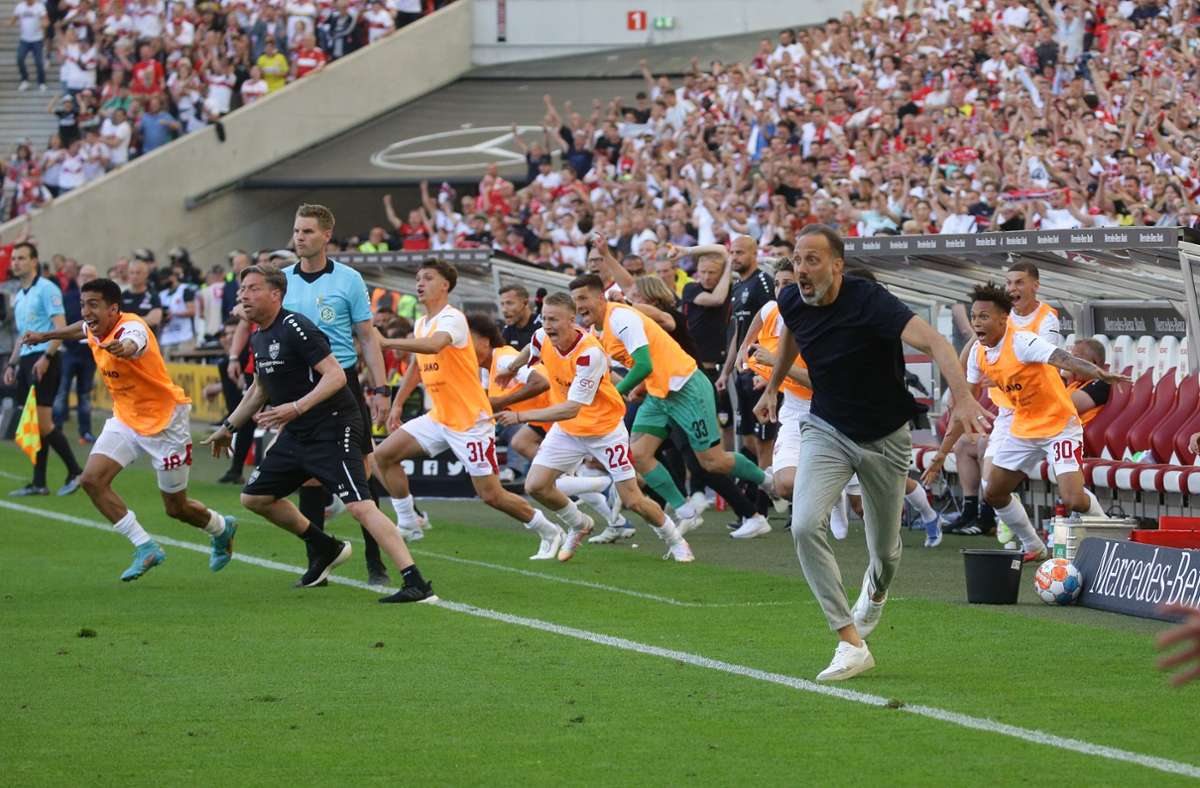 Saison 2021/22: Wieder einmal hatte der VfB seine Finger im Spiel. Mit drei Punkten Rückstand auf Hertha BSC ging der Tabellensechzehnte in das letzte Spiel zu Hause gegen den 1. FC Köln. Nachdem Berlin kurz vor Schluss das 1:2 bei Borussia Dortmund kassierte, brauchte der VfB noch ein Tor. Wataru Endo köpfte in der 92. Minute zum 2:1 ein – dann brachen alle Dämme. Der VfB spielt weiter in der Bundesliga, Hertha muss in die Relegation.