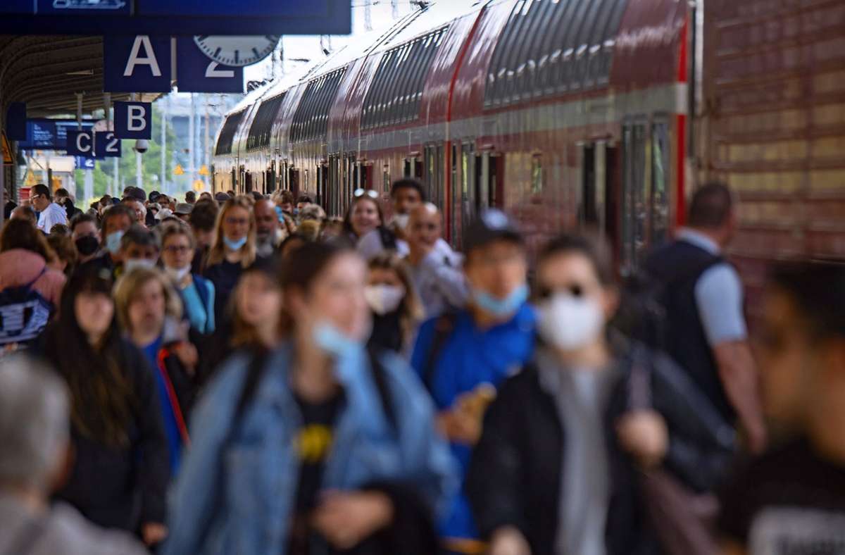 9-Euro-Ticket: Polizei soll einen vollen Zug in Stuttgart räumen